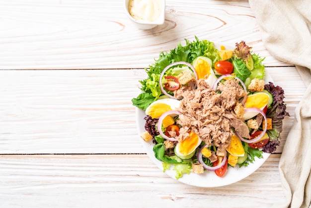 Atún con ensalada de verduras y huevos.