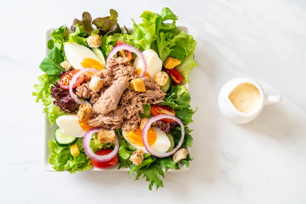 Atún con ensalada de verduras y huevos.