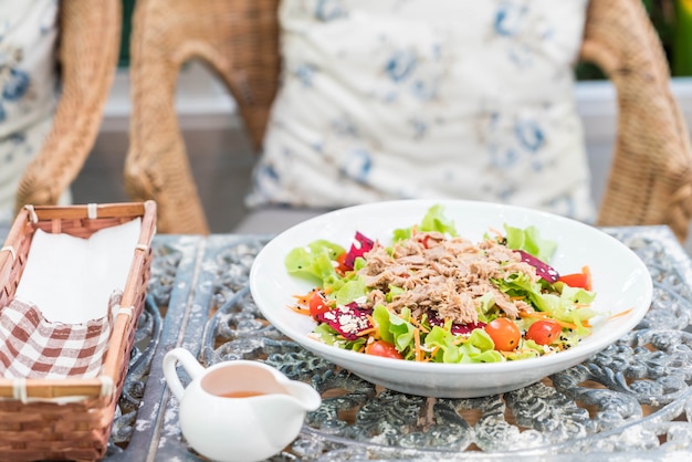 atún con ensalada de verduras, sésamo y salsa picante