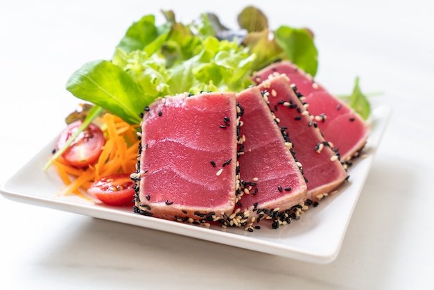 atún fresco crudo con ensalada de verduras