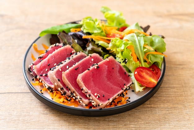 atún fresco crudo con ensalada de verduras