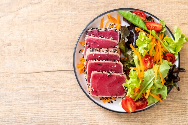 atún fresco crudo con ensalada de verduras