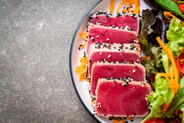 atún fresco crudo con ensalada de verduras