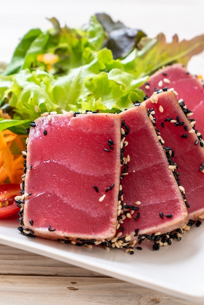 Foto atún fresco crudo con ensalada de verduras