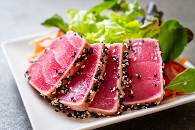 Foto atún fresco crudo con ensalada de verduras