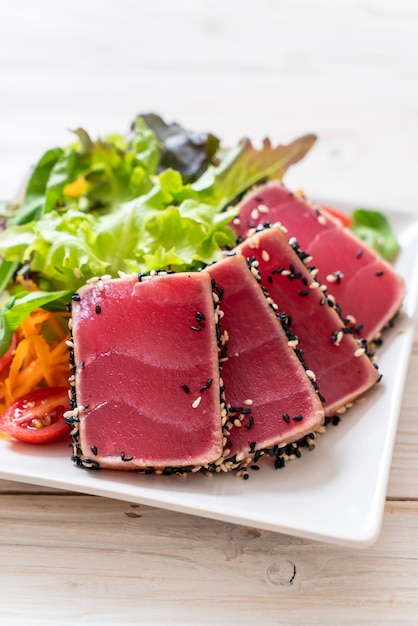 atún fresco crudo con ensalada de verduras