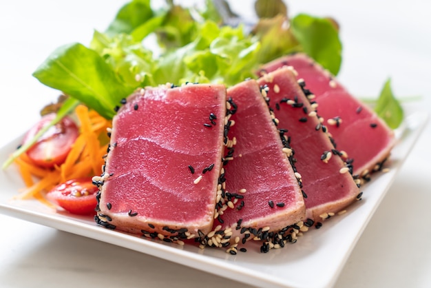 Foto atún fresco crudo con ensalada de verduras