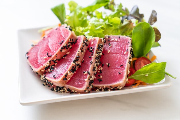 Atún Fresco Crudo Con Ensalada De Verduras