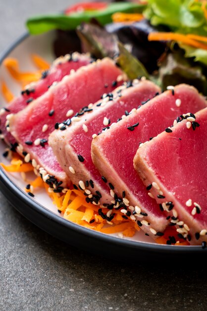 Foto atún fresco crudo con ensalada de verduras