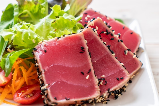 Foto atún fresco crudo con ensalada de verduras