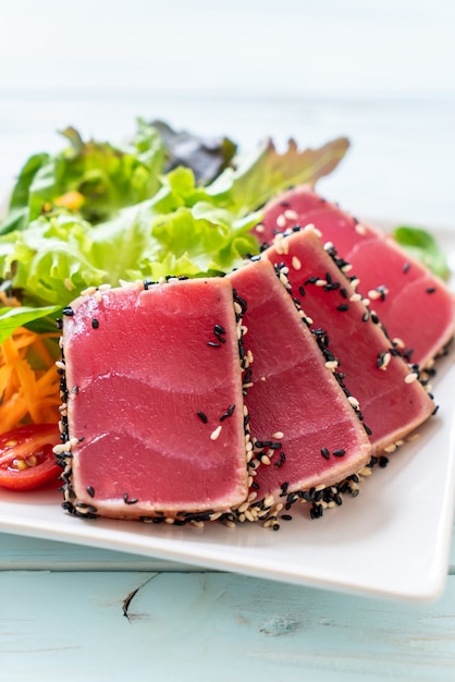 Atún Fresco Crudo Con Ensalada De Verduras