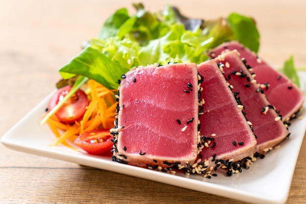 Atún Fresco Crudo Con Ensalada De Verduras