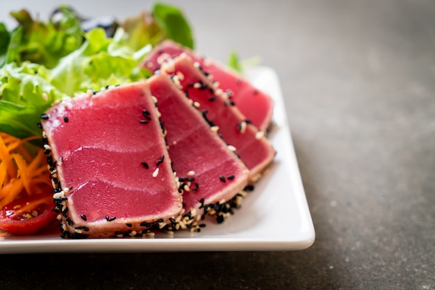 Foto atún fresco crudo con ensalada de verduras