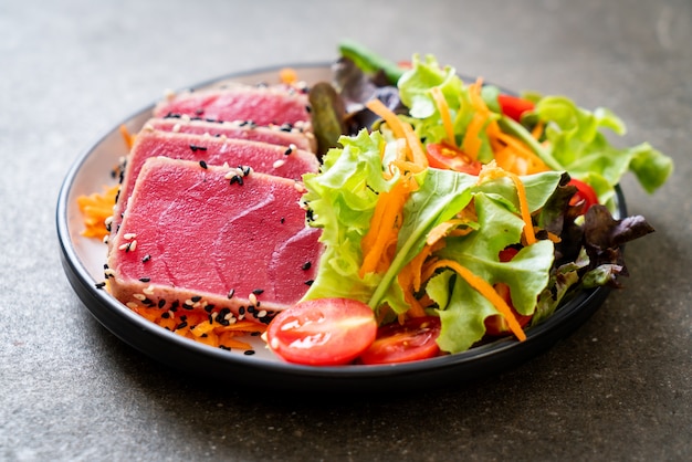 Atún Fresco Crudo Con Ensalada De Verduras