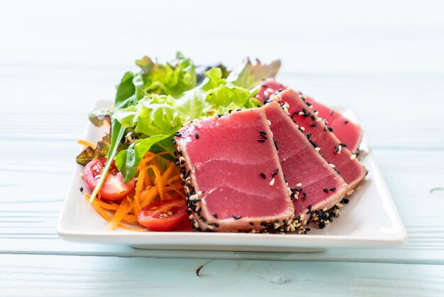 Atún Fresco Crudo Con Ensalada De Verduras