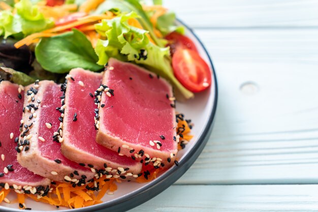 Foto atún fresco crudo con ensalada de verduras