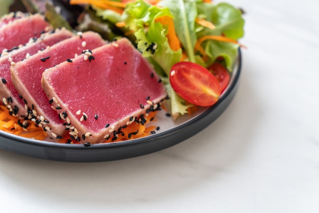 Foto atún fresco crudo con ensalada de verduras