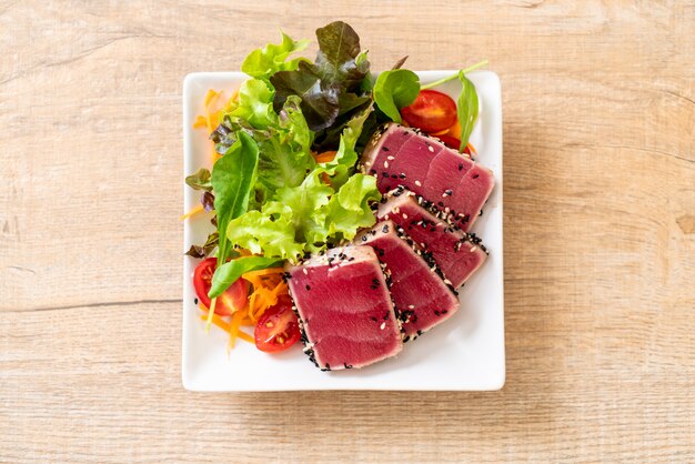 Atún Fresco Crudo Con Ensalada De Verduras