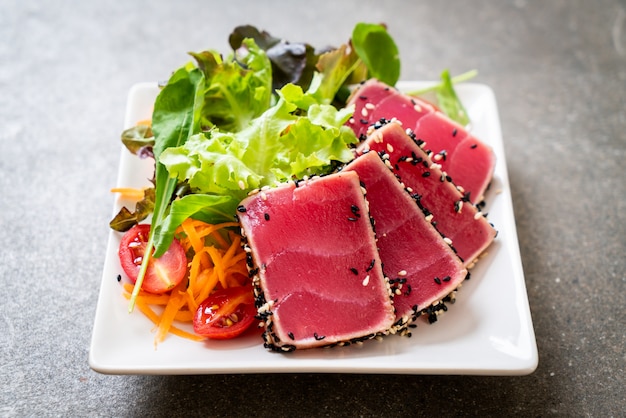 Atún Fresco Crudo Con Ensalada De Verduras