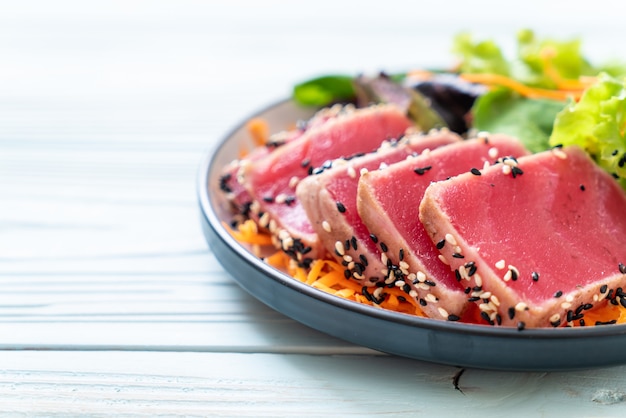 Atún Fresco Crudo Con Ensalada De Verduras