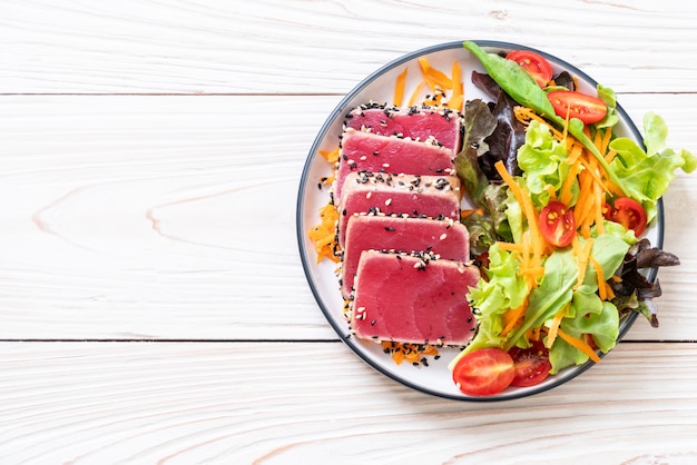 atún fresco crudo con ensalada de verduras