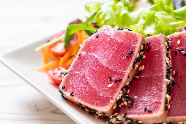 Foto atún fresco crudo con ensalada de verduras