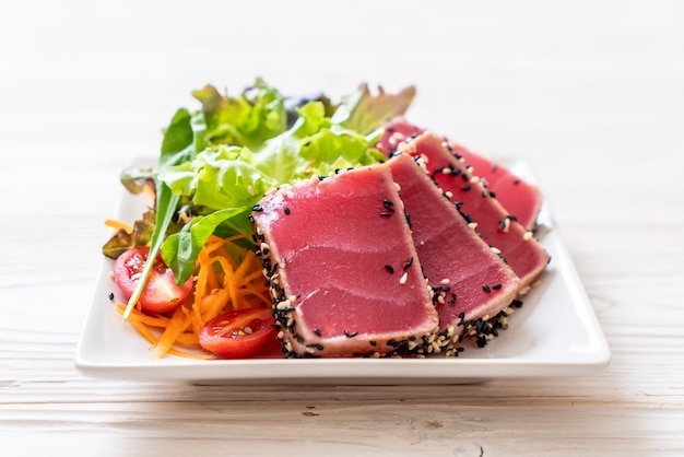 atún fresco crudo con ensalada de verduras