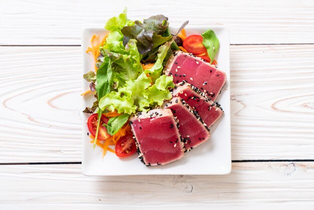 atún fresco crudo con ensalada de verduras