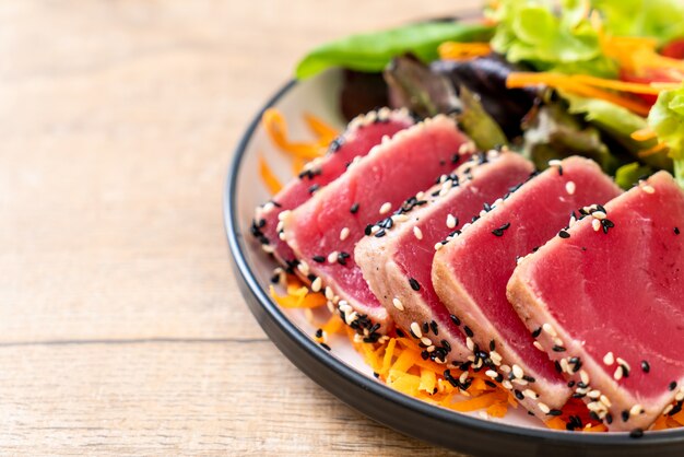 atún fresco crudo con ensalada de verduras