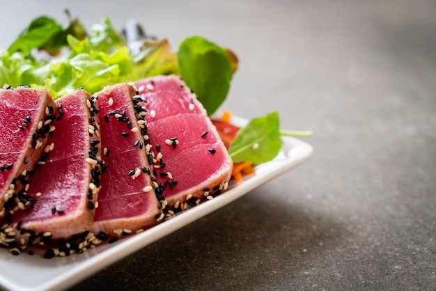 Atún fresco crudo con lechuga y granos de pimienta