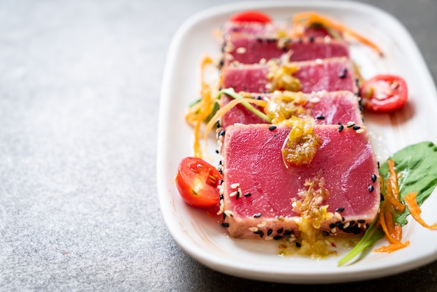 Atún Fresco Crudo Con Salsa Picante De Ensalada