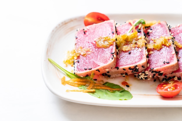 Atún Fresco Crudo Con Salsa Picante De Ensalada