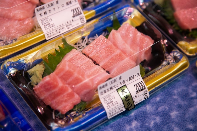 Foto atún japonés de primera calidad en un mercado de alimentos en la ciudad de osaka en japón