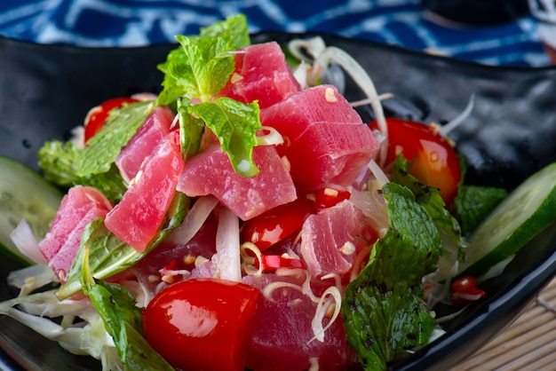 Atún picante de la ensalada en estilo tailandés.