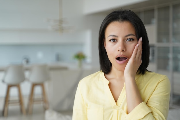 Aturdida mujer sorprendida conmocionada por las noticias siente asombro en casa Publicidad de venta increíble