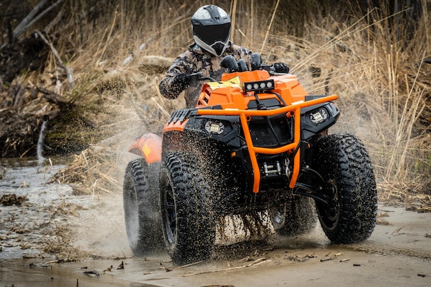 ATUVUTV4x4 dirigindo em água barrenta