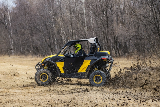 ATV-Abenteuer. Buggy extreme Fahrt auf Feldweg. UTV