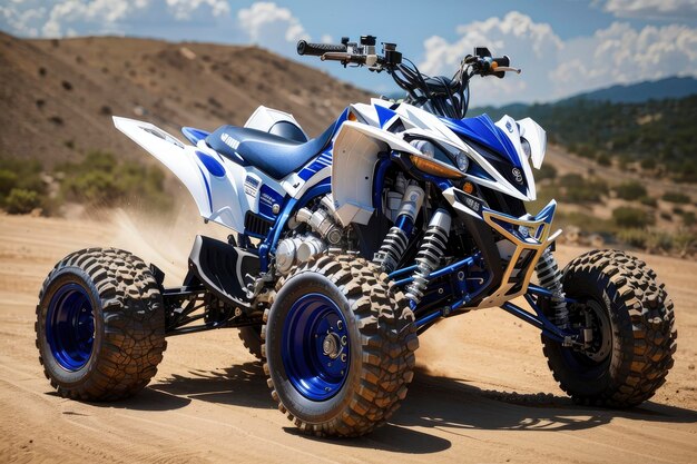 Foto un atv azul y blanco está conduciendo por un camino de tierra en el desierto