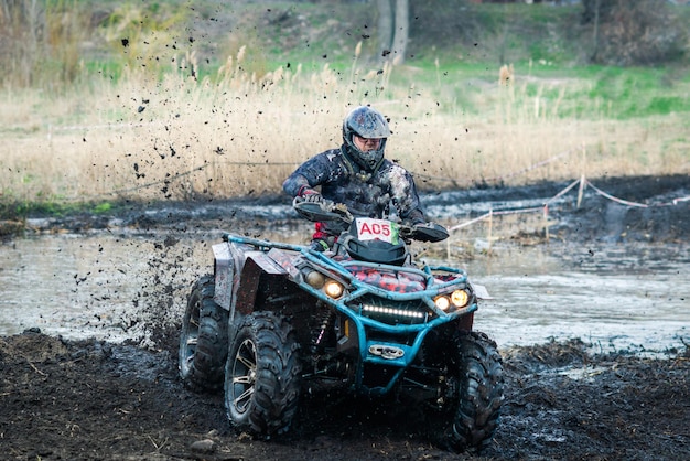 ATV-Buggy-Quad und UTV-Geländewagen-Rallye im Staub mit Schlammspritzern. Extremes Adrenalin im Geländewagen