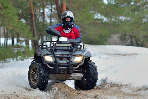 ATV e UTV dirigindo na lama e neve no inverno