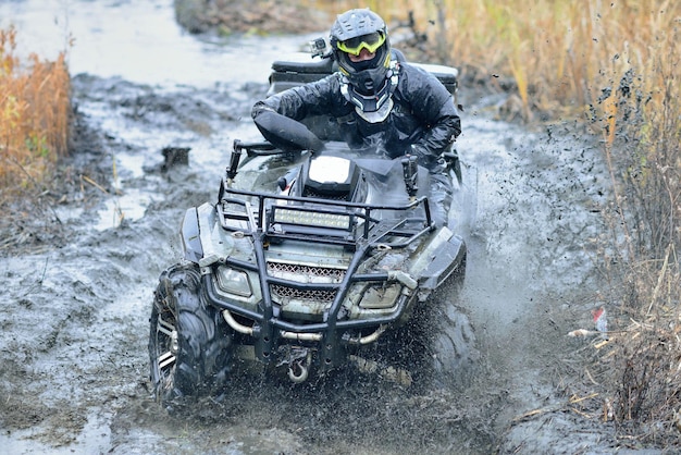 ATV e UTV em ação na pista de água com respingos de lama de água. Competição extrema. 4x4.