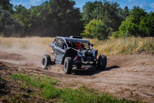 ATV e UTV montando em pista de areia e poeira Competições amadoras 4x4