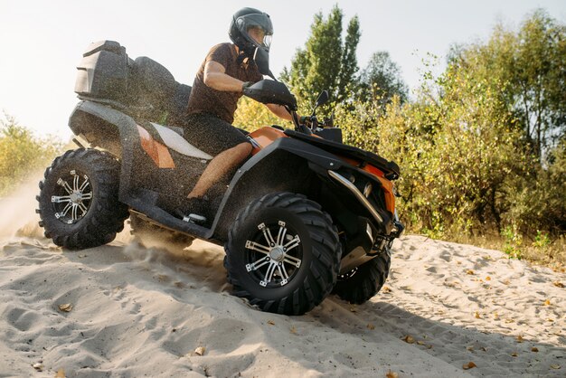 Atv freeride en cantera de arena, deporte extremo