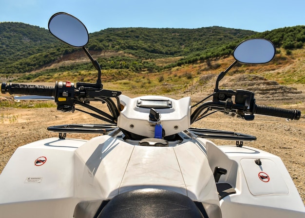 ATV Offroad auf Berg- und Himmelshintergrund Griechenland