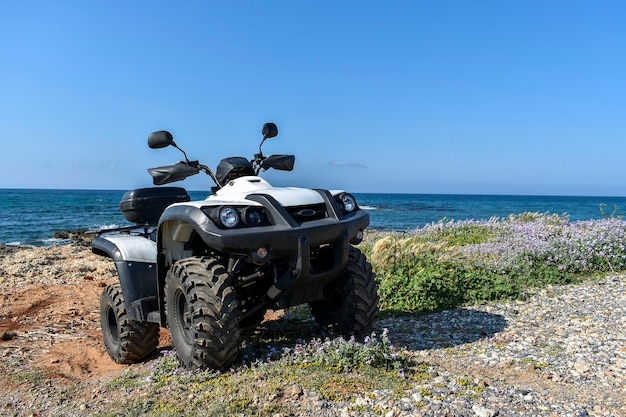 ATV Offroad auf Berg- und Himmelshintergrund