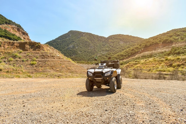 ATV offroad na montanha e fundo do céu Grécia