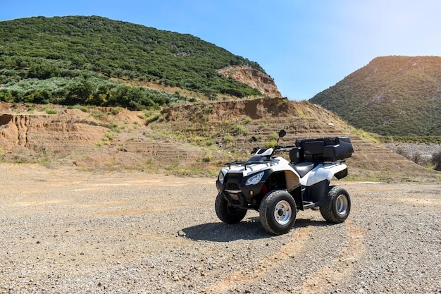 ATV offroad na montanha e fundo do céu Grécia