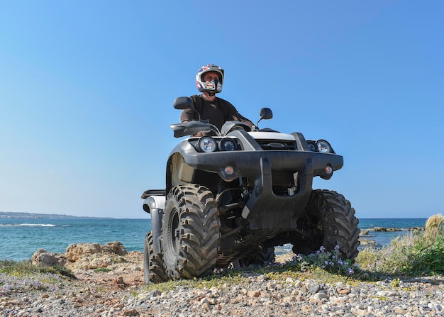 ATV offroad no fundo da montanha e do céu