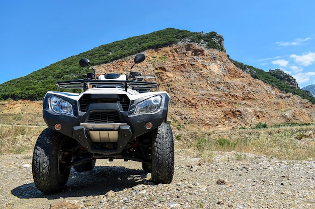 ATV offroad no fundo da montanha e do céu