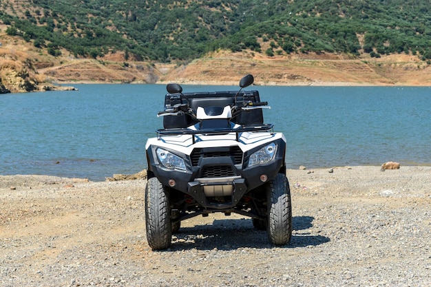 ATV offroad no fundo da montanha e do céu